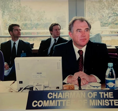 Formennska Íslands í ráðherranefnd Evrópuráðsins árið 1999. Formennskan var kærkomið tækifæri til að árétta stuðning Íslands við vernd og eflingu mannréttinda, lýðræðisþróun og friðsamlega lausn deilumála. Halldór Ásgrímsson utanríkisráðherra stjórnar utanríkisráðherrafundi Evrópuráðsins í Strassborg  4. nóvember 1999. Að baki honum eru Emil Breki Hreggviðsson og Nikulás Hannigan, sendiráðsritarar.
