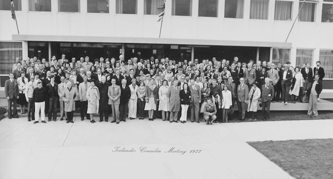 Ráðstefna kjörræðismanna Íslands 1977. Á myndinni má m.a sjá Henrik Sv. Björnsson ráðuneytisstjóra og Pétur J. Thorsteinsson fyrrverandi ráðuneytisstjóra. Ráðstefnunni lauk á Húsavík þar sem myndin er tekin.