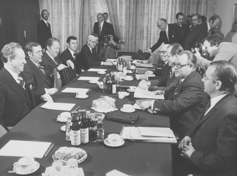 Samningur Íslendinga og Vestur-Þjóðverja um lausn á landhelgisdeilunni vegna útfærslunnar í 200 mílur 21. nóvember 1975. F.v. Gunnar Thoroddsen iðnaðarráðherra, Einar Ágústsson, utanríkisráðherra Hans G. Andersen, þjóðréttarfræðingur, Guðmundur H. Garðarsson, þingmaður, Þórarinn Þórarinsson þingmaður. Í viðræðunefnd Þjóðverja er m.a. Hans Jurgen Wischnewski Staatminister.