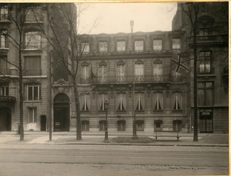 Sendiráð Íslands og Danmerkur í París um 1922. Íslenski fáninn sést hægra megin.