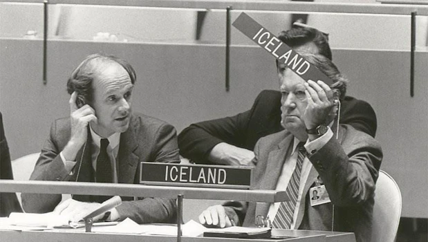 Hans G. Andersen, fastafulltrúi Íslands hjá Sameinuðu þjóðunum, kveður sér til hljóðs á allsherjarþingi Sameinuðu þjóðanna í New York 1986. Honum á hægri hönd er Helgi Gíslason.