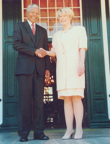 Sigríður Snævarr sendiherra afhendir Nelson Mandela trúnaðarbréf sitt 1996.