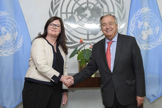 Bergdís Ellertsdóttir, fastafulltrúi Íslands hjá Sameinuðu þjóðunum, afhendir António Guterres, aðalframkvæmdastjóra Sameinuðu þjóðanna, trúnaðarbréf sitt 30. ágúst 2018.