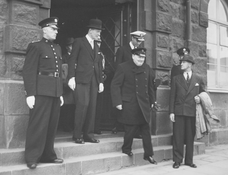 Winston Churchill í Reykjavík 16. ágúst 1941. Hann hafði viðkomu á Íslandi eftir gerð Atlantshafssáttmálans með Franklin D. Roosevelt, Bandaríkjaforseta.