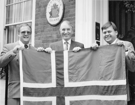Árið 1976 sleit Ísland stjórnmálasambandi við Bretland í Þorskastríðinu miðju. Frá vinstri: Símon Pálsson, Helgi Ágústsson, Steinn Lárusson.