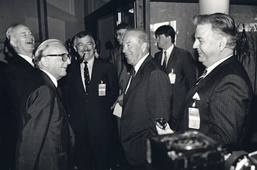 Carrington lávarður framkvæmdastjóri NATO, Uffe Ellemann-Jensen utanríkisráðherra Danmerkur, George P. Shultz utanríkisráðherra Bandaríkjanna og Matthías Á. Mathiesen utanríkisráðherra.