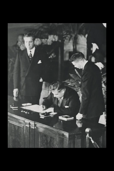 Utanríkisráðherra Íslands, Bjarni Benediktsson, undirritar stofnsáttmála NATÓ, 4. apríl, 1949 í Washington. Thor Thors, sendiherra, stendur honum við hlið. 