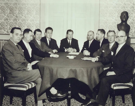 Landhelgisnefnd skipuð af utanríkisráðherra 19. maí 1959. F.h.: Þórarinn Þórarinsson, Gunnlaugur E. Briem, Davíð Ólafsson, Sigurður Bjarnason, Hans G. Andersen, Benedikt Gröndal, Jón Jónsson, Lúðvík Jósefsson og Henrik Sv. Björnsson.