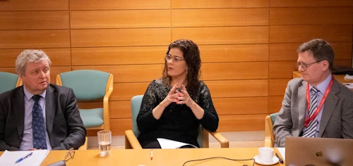 Þórdís Kolbrún Reykfjörð Gylfadóttir utanríkis- og þróunarsamvinnuráðherra, ásamt Þóri Guðmundssyni, formanni þróunarsamvinnunefndar og Bjarna Jónssyni, þingmanni Vinstri grænna.