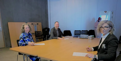 Valgerður Unnarsdóttir hjá Ás styrktarfélagi, Guðmundur Ingi Guðbrandsson, félags- og vinnumarkaðsráðherra og Hrafnhildur Tómasdóttir, sviðsstjóri ráðgjafar og vinnumiðlunar hjá Vinnumálastofnun, skrifuðu undir samninginn í húsakynnum Ás. 