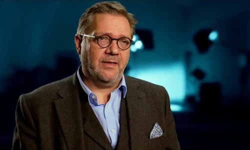 Gísli Snær hefur starfað við leikstjórn um árabil og var ráðinn sem skólastjóri Kvikmyndaskóla Lundúna árið 2016.