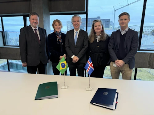 Bergdís Ellertsdóttir, sendiherra og staðgengill ráðuneytisstjóra utanríkisráðuneytisins, og Rodrigo de Azeredo Santos sendiherra ásamt samninganefnd Íslands úr fjármála- og efnahagsráðuneytinu.