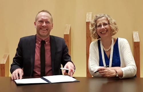 Guðmundur Ingi Guðbrandsson, umhverfis- og auðlindaráðherra og Inger Andersen, framkvæmdastjóri UNEP, undirrituðu viljayfirlýsinguna í gær.