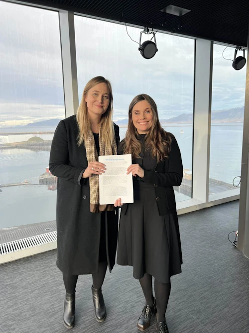 María Rut Kristinsdóttir, kynningarstýra UN Women, afhendir Katrínu Jakobsdóttur forsætisráðherra undirskriftirnar.