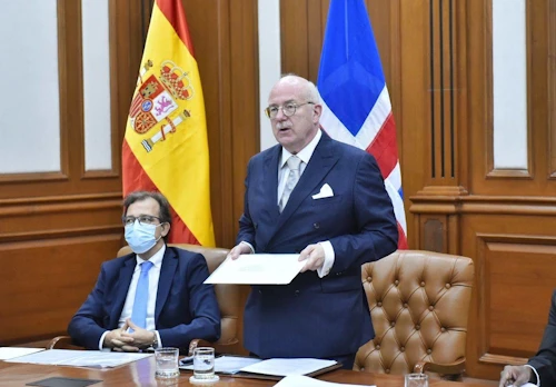 Guðni Bragason afhendir Ram Nath Kovind forseta Indlands trúnaðarbréf. Athöfnin fór fram með fjarfundi.