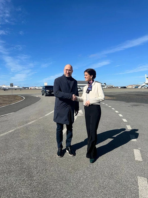 Denys Shmyhal, forsætisráðherra Úkraínu, og Þórdís Kolbrún Reykfjörð Gylfadóttir, utanríkisráðherra, á Keflavíkurflugvelli í dag.
