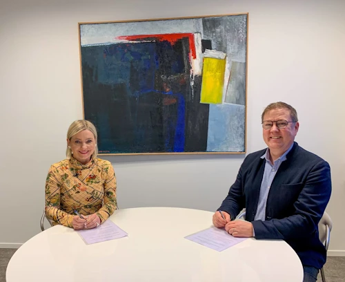 Lilja Dögg og Breki undirrita samninginn