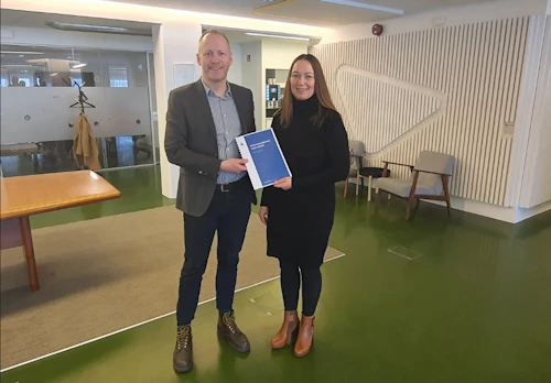 Arndís Soffía Sigurðardóttir, formaður hópsins, afhendir Guðmundi Inga Guðbrandssyni, félags- og vinnumarkaðsráðherra, skýrsluna.