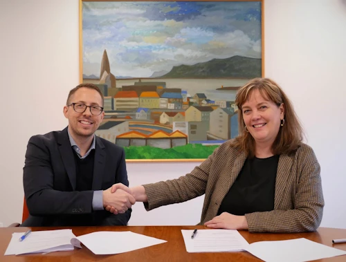 Svandís Svavarsdóttir heilbrigðisráðherra og Kristján Þór Magnússon sveitarstjóri Norðurþings við undirritun samkomulags um byggingu hjúkrunarheimilisins fyrr á þessu ári