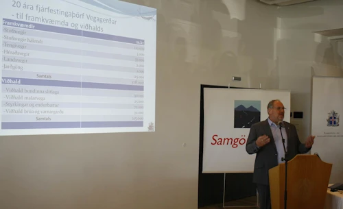 Ásmundur Friðriksson formaður samgönguráðs flytur erindi sitt.
