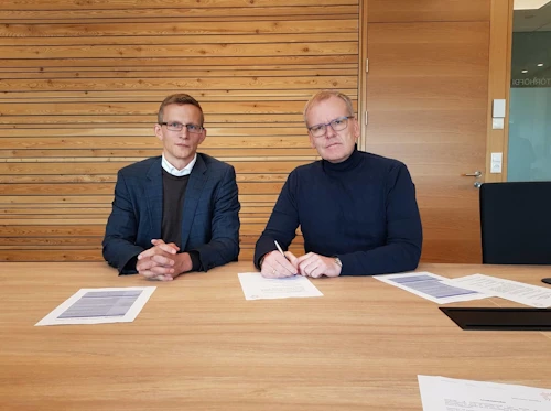 Sveinn Margeirsson, sveitarstjóri Skútustaðahrepps, og Aðalsteinn Þorsteinsson, forstjóri Byggðastofnunar, við undirritunina.