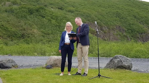 Guðmundur Ingi Guðbrandsson, umhverfis- og auðlindaráðherra, og Sigríður Auður Arnardóttir ráðuneytisstjóri undirrita stækkun Vatnajökulsþjóðgarðs.