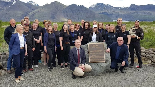 Ráðherra og ráðuneytistjóri ásamt starfsfólki Vatnajökulsþjóðgarðs.
