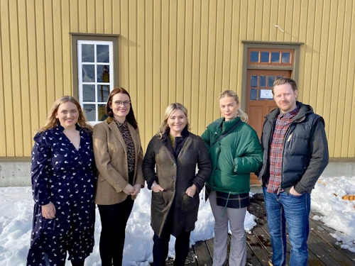Ráðherra ásamt starfsfólki Síldarminjasafnsins.