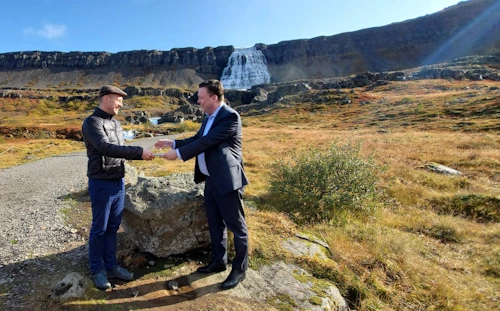 Guðmundur Ingi Guðbrandsson, umhverfis- og auðlindaráðherra og Birkir Jón Jónsson, stjórnarformaður Rarik við Dynjanda í dag. 