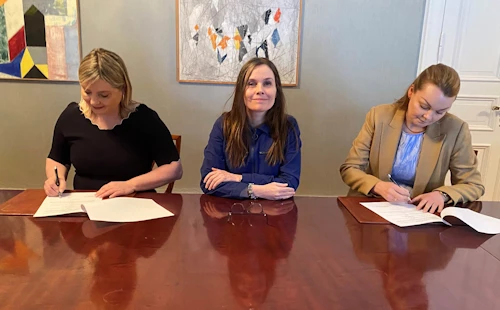 Lilja Alfreðsdóttir, menningar- og viðskiptaráðherra, og Sigrún Ösp Sigurjónsdóttir, forstöðumaður Rannsóknarseturs verslunarinnar, undirrituðu samninginn að forsætisráðherra viðstöddum.