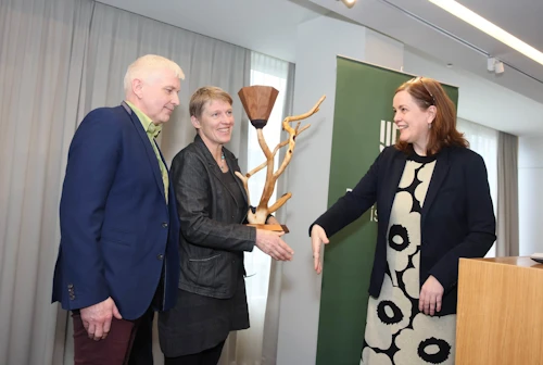 Svandís Svavarsdóttir matvælaráðherra afhendir Þorgrími Einari Guðbjartssyni og Helgu Elínborgu Guðmundsdóttur á Erpsstöðum í Dalabyggð landbúnaðarverðlaunin 2023.