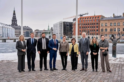 Ráðherrar á fundi samstarfsráðherra Norðurlanda í Kaupmannahöfn 18. febrúar 2026. Frá vinstri: Hanna Katrín Friðriksson atvinnuvegaráðherra (Íslandi), Åsmund Grøver Aukrust (Noregi), Eirikur í Jákupsstovu (Færeyjum), Morten Dahlin (Danmörku), Annika Hambrudd (Álandseyjar), Karen Ellemann framkvæmdastjóri Norrænu ráðherranefndarinnar, Anders Adlercreutz (Finnlandi), Jessica Rosencrantz (Svíþjóð) og Vivian Motzfeldt (Grænlandi). 