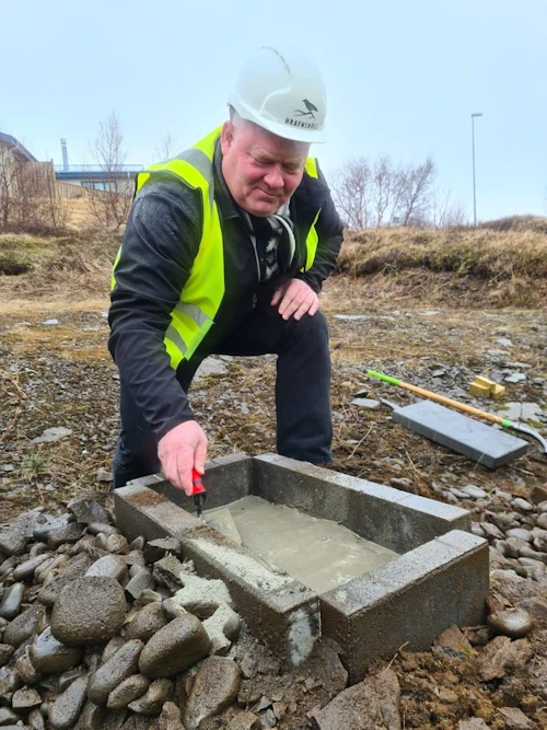 Sigurður Ingi Jóhannsson, innviðaráðherra, leggur hornstein að nýrri íbúðagötu í Fellabæ.
