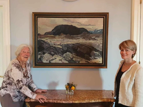 Françoise Voillery og Unnur Orradóttir-Ramette við málverk Eggerts Guðmundssonar