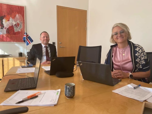 Guðmundur Ingi Guðbrandsson, umhverfis- og auðlindaráðherra, og Sigríður Auður Arnardóttir, ráðuneytisstjóri umhverfis- og auðlindaráðuneytisins, á OECD fjarfundi.