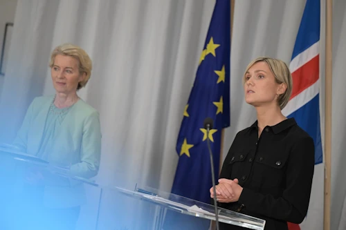 Kristrún Frostadóttir forsætisráðherra og Ursula von der Leyen, forseti framkvæmdastjórnar Evrópusambandsins á blaðamannafundi á öryggissvæðinu á Keflavíkurflugvelli.