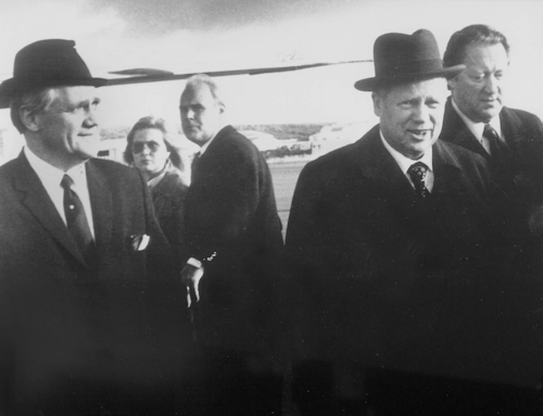 Bráðabirgðalausn á 50 mílna deilunni við Breta, október 1973. Við heimkomu sendinefndar Íslands frá London. F.v: Hannes Jónsson blaðafulltrúi, Ólafur Jóhannesson forsætisráðherra, Hans G. Andersen, sendiherra.