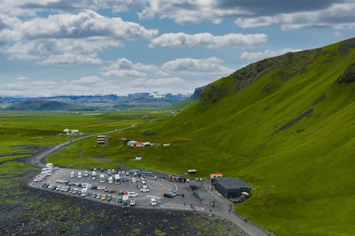 Bilastæði við Reynisfjöru.