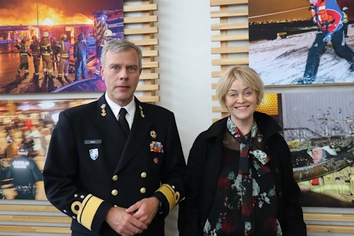 Bauer aðmíráll og Bryndís Kjartansdóttir, skrifstofustjóri í utanríkisráðuneytinu, í björgunarmiðstöðinni í Skógarhlíð
