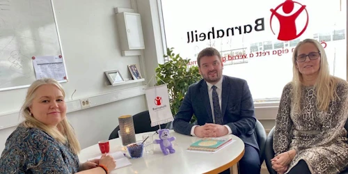 Ásmundur Einar Daðason, félags- og barnamálaráðherra, Erna Reynisdóttir, framkvæmdastjóri Barnaheilla, og Sigríður Björnsdóttir, verkefnastjóri Verndara barna. 