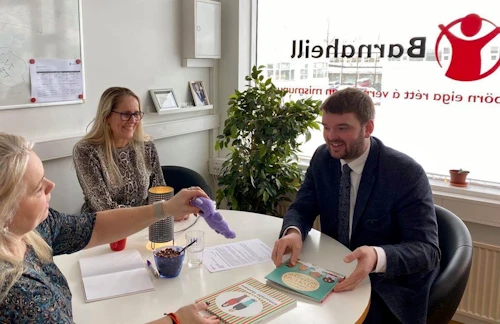 Á myndinni eru Ásmundur Einar Daðason, félags- og barnamálaráðherra, Erna Reynisdóttir, framkvæmdastjóri Barnaheilla, og Sigríður Björnsdóttir, verkefnastjóri Verndara barna. 