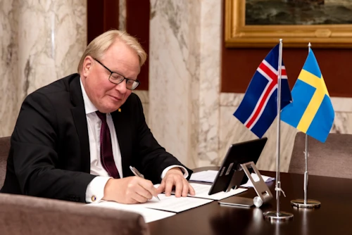 Peter Hultqvist, varnarmálaráðherra Svíþjóðar, undirritar samkomulagið.