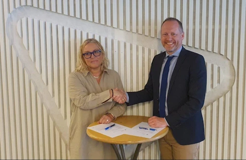 Unnur Helga Óttarsdóttir, formaður Þroskahjálpar, og Guðmundur Ingi Guðbrandsson, félags- og vinnumarkaðsráðherra undirrita samninginn.