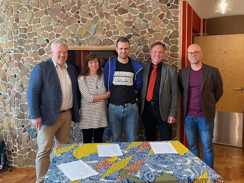 Við undirritun samningsins. F.v.: Sigurður Ingi Jóhannsson, samgöngu- og sveitarstjórnarráðherra, Una Sigurðardóttir Vinny Vamos hjá Sköpunarmiðstöðinni, Jón Björn Hákonarson, bæjarstjóri Fjarðabyggðar og Sigurður Ólafsson, formaður bæjarráðs Fjarðabyggðar.