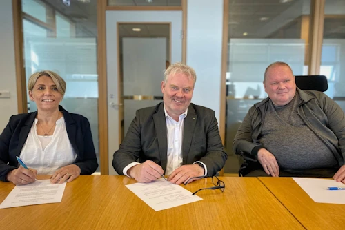 Þuríður Harpa Sigurðardóttir, formaður ÖBÍ réttindasamtaka og Sigurður Ingi Jóhannsson, innviðaráðherra undirrita samkomulagið að viðstöddum Guðjóni Sigurðssyni, formanni MND-samtakanna. Guðjón verður áfram verkefnisstjóri átaksverkefnisins.