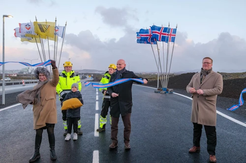 Við opnun nýs tvöfalds vegarkafla á Reykjanesbraut. Bergþóra Þorkelsdóttir forstjóri Vegagerðarinnar, Eyjólfur Ármannsson innviðaráðherra og Valdimar Víðisson bæjarstjóri Hafnarfjarðar.