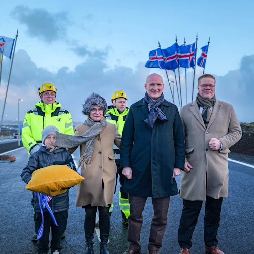 Við opnun nýs tvöfalds vegarkafla á Reykjanesbraut.