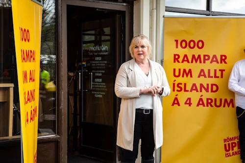 Aldís Hafsteinsdóttir, bæjarstjóri Hveragerðis, ávarpar gesti við vígslu fyrsta rampsins.