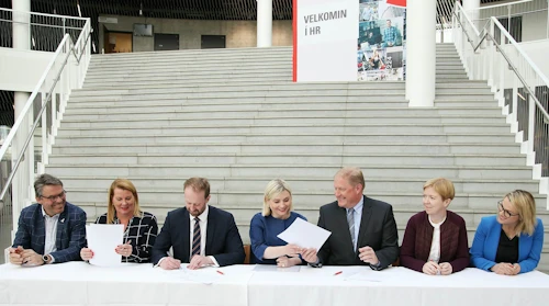 Fulltrúar Háskólans í Reykjavík, Samtaka iðnaðarins, Tækniskólans, Iðunnar fræðsluseturs og Rafmenntar ásamt mennta- og menningarmálaráðherra.