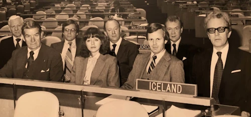 Berglind Ásgeirsdóttir var í sendinefnd Íslands á Allsherjarþingi Sameinuðu þjóðanna árið 1979. Hún hóf störf i utanríkisþjónustunni það sama ár. Auk Berglindar eru á myndinni Héðinn Finnbogason, Ívar Guðmundsson, Ingimar Jónsson, Bragi Níelsson, Árni Grétar Finnsson, Kornelíus Sigmundsson og Tómas Á.Tómasson.